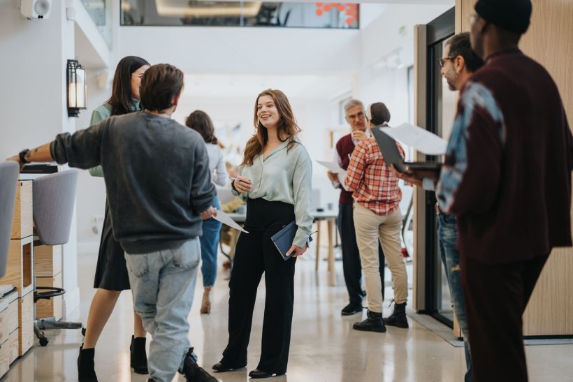 Gestion des espaces - Espaces communs regroupant plusieurs employé(e)s décontracté(e)s - SOLUTYS Facilities, votre spécialiste dans la gestion des installations