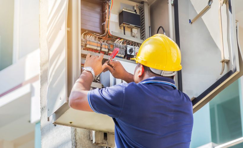 Agent électricien, maintenance électrique dans un bâtiment - SOLUTYS Facilities, votre spécialiste dans la gestion des installations